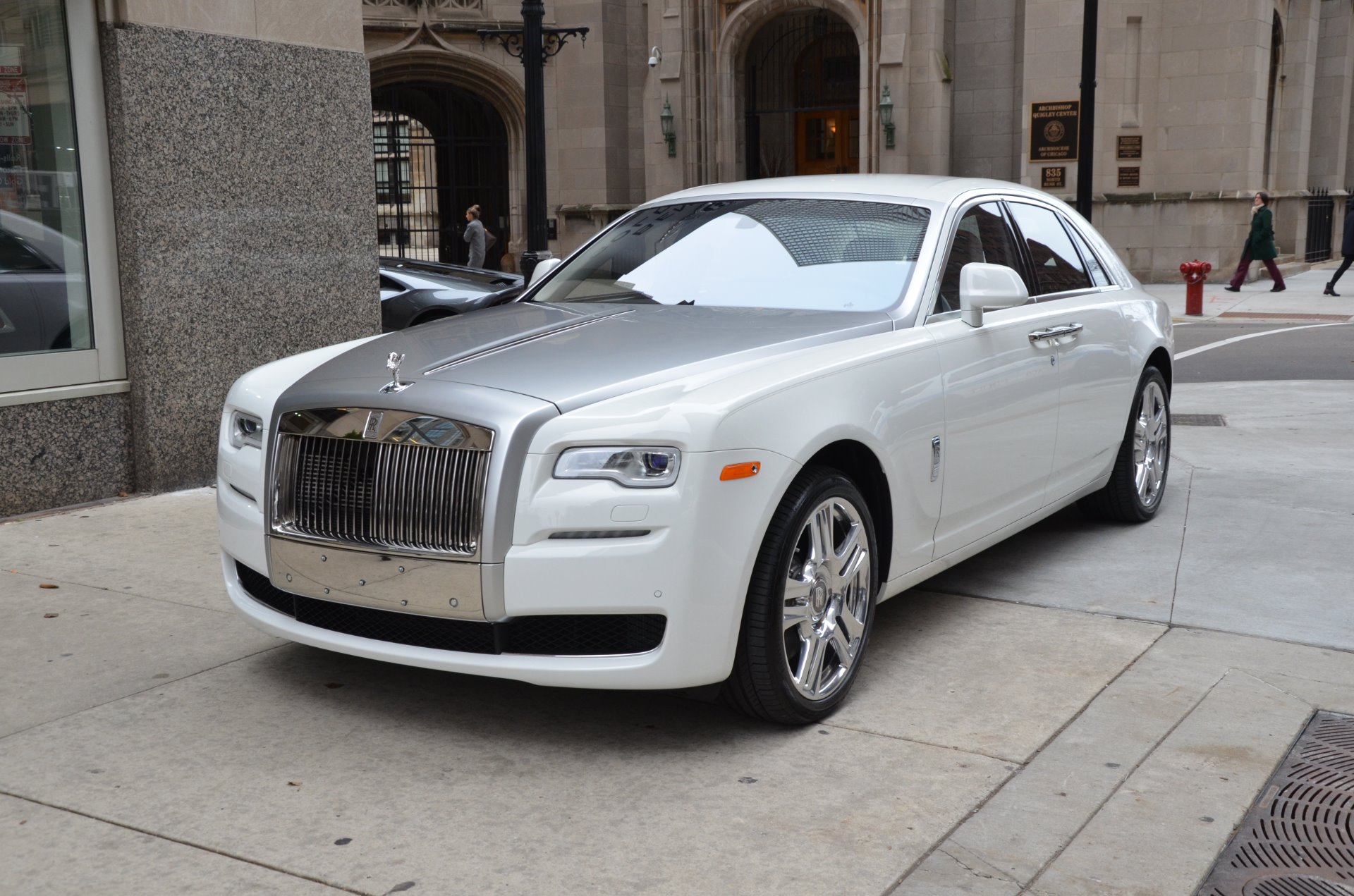 Белый роллс ройс. Rolls Royce Ghost 2013. Rolls Royce Ghost 2011. Роллс Ройс гоуст 2011. Rolls Royce Ghost White.